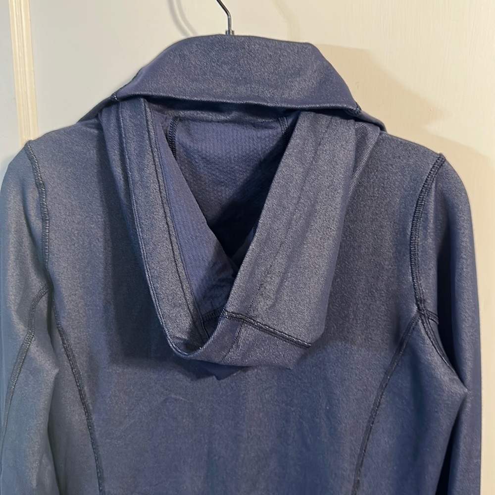 Lululemon Hooded Zippered Blue Denim Look Workout Jacket With Thumb Holes Size 6 - Picture 12 of 17